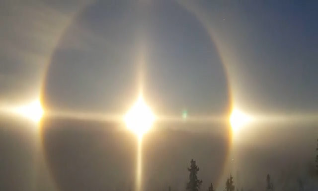 Trong khi đốm sáng lớn nhất ở trung tâm là Mặt Trời thật, hai đốm sáng nhỏ hơn nằm ở hai bên là các ảo ảnh được gọi là Mặt Trời giả hay Mặt Trời ma.