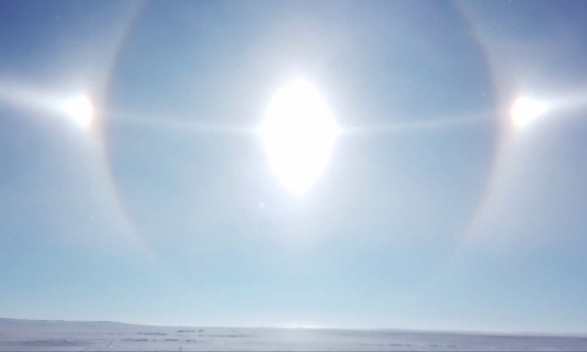 Trong trường hợp này, các tinh thể băng đóng vai trò như lăng kính thu nhỏ, bẻ cong ánh sáng đi qua chúng với góc lệch tối thiểu 22°.