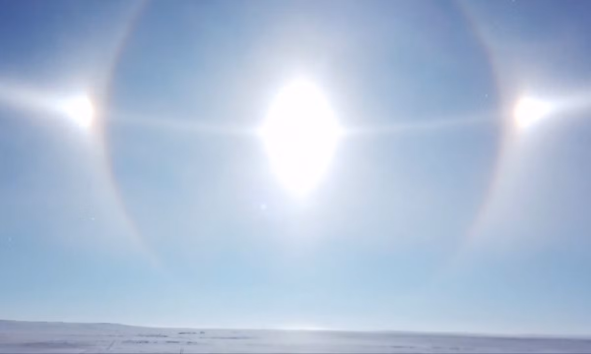 Trong trường hợp này, các tinh thể băng đóng vai trò như lăng kính thu nhỏ, bẻ cong ánh sáng đi qua chúng với góc lệch tối thiểu 22°.