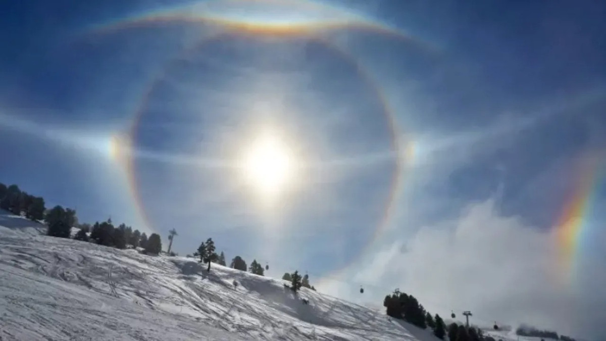 Ngoài ra còn có các vòng cung xoắn ốc cắt ngang mặt trời, là kết quả của các tinh thể hình trụ lục giác nằm theo hướng ngang trong khí quyển. Hơn nữa, lăng kính phẳng của nó cũng phải căn chỉnh theo chiều ngang.