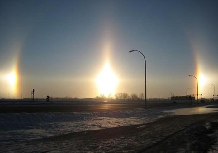 Hiện tượng "Mặt Trời ma" tương tự đã được thấy nhiều trong lịch sử, khiến những người cổ đại đã lo lắng do họ chưa có lời giải thích thỏa đáng như khoa học hiện đại.