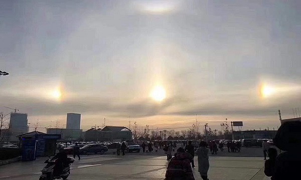 Hiện tượng trông như Mặt trời ma này được gọi là vầng hào quang Mặt Trời, các đốm sáng là từ ánh sáng của "Sundog" - Mặt Trời ma, chúng chỉ xuất hiện trong môi trường lạnh.