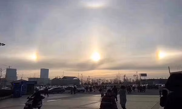 Hiện tượng trông như Mặt trời ma này được gọi là vầng hào quang Mặt Trời, các đốm sáng là từ ánh sáng của "Sundog" - Mặt Trời ma, chúng chỉ xuất hiện trong môi trường lạnh.