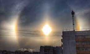 Video được người dùng Twitter @TheFigen ghi lại tại khu nghỉ dưỡng Vemdalen ở miền trung Thụy Điển, cho thấy hai vòng tròn bao quanh Mặt Trời cùng với các đốm sáng lớn xuất hiện nổi bật phía trên sườn núi phủ đầy tuyết trắng.