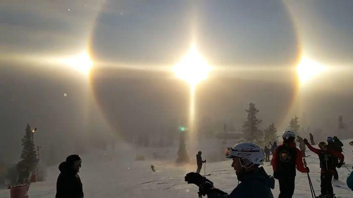 Hiện tượng này được tạo ra bởi sự khúc xạ ánh sáng mặt trời qua các tinh thể băng trong không khí, tương tự cách hình thành cầu vồng, là kết quả của sự khúc xạ và khuếch tán ánh sáng qua các giọt nước có kích thước khác nhau.