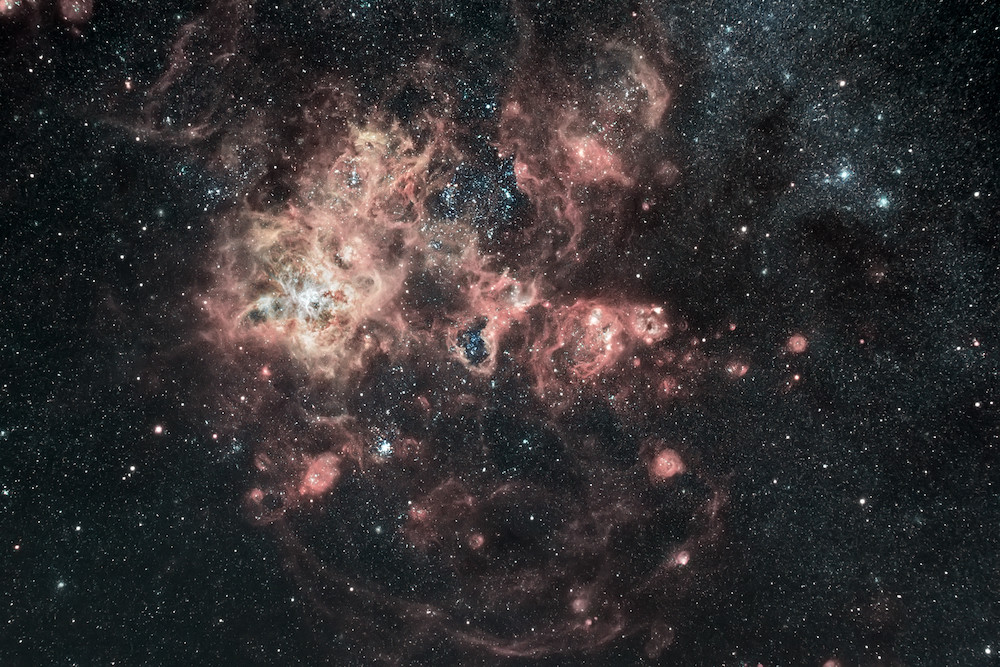 Camera chính của kính thiên văn, camera cận ngoại gần (NIRCam) đã chụp khoang trung tâm của tinh vân và cho thấy tinh vân đã bị làm rỗng bởi bức xạ mang theo gió sao, phát ra từ một cụm sao trẻ khổng lồ xuất hiện dưới dạng các chấm màu xanh lam nhạt.