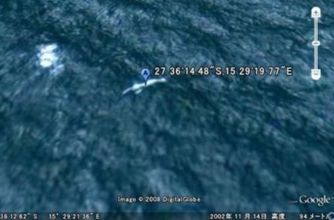 Sau đó ông đem câu chuyện ra thảo luận cùng các nhà khoa học khác. Tất nhiên, mọi người đều cho rằng đó là một câu chuyện hoang đường. Nhưng thái độ tất cả đã thay đổi kể từ khi một đoạn video kỳ lạ xuất hiện, trong đó ghi lại một sinh vật biển khổng lồ có hình dạng rất bí ẩn mà không ai giải thích được.