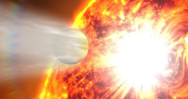 Sao Mộc là một hành tinh khí không có bầu khí quyển bảo vệ, vì vậy, khi tiến gần Mặt trời, nó sẽ bị nóng chảy dần do nhiệt quá cao. Khí hiếm nặng hơn heli trong khí quyển sao Mộc sẽ dần dần hòa vào bên trong Mặt Trời, điều này sẽ làm cho bề mặt của Mặt Trời hoạt động mạnh hơn.