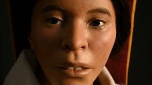 Khi nhà thám hiểm của National Geographic, Johan Reinhard, phát hiện xác ướp trên đỉnh núi Ampato cao 6.400m vào năm 1995, ông đã nhận ra mình đã khám phá một điều đặc biệt. Ban đầu, Reinhard nhìn thấy xác ướp như một đống xác bị phân hủy, sau đó ông phát hiện ra gương mặt dưới lớp vải. Đó là một nạn nhân trẻ tuổi của nghi lễ hiến tế Inca, gọi là capacocha.