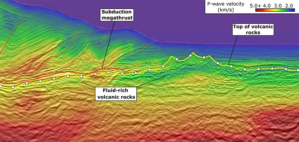 Andrew Gase, người đứng đầu nhóm nghiên cứu, đã chia sẻ rằng mặc dù họ chưa thể quan sát đủ sâu để hiểu rõ hơn về cách mà hồ nước này ảnh hưởng lên đứt gãy, nhưng họ đã nhận thấy lượng nước tích tụ ở đây cao hơn rất nhiều so với mức bình thường.