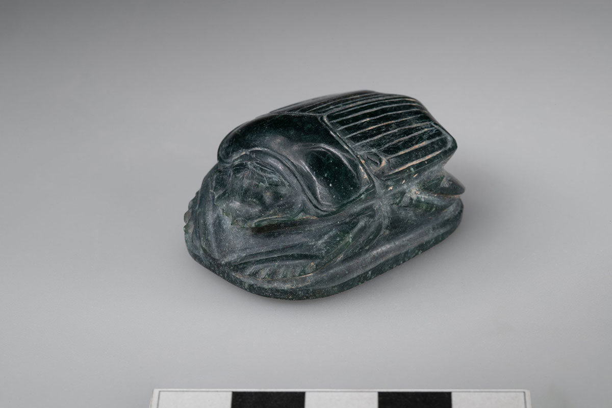 Ngoài ra họ cũng phát hiện thêm một số hũ thạch cao tuyết hoa, 10 chiếc cốc và bình đá vôi mang tên ostracon khắc những dòng chữ tôn giáo.