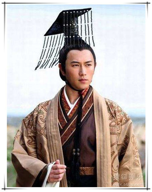 Và thực tế lịch sử cũng cho thấy, sau khi an bài tang sự cho Tiên đế một cách nhanh chóng, Chu Doãn Văn đã lên thuận lợi lên ngôi và kịp thời hạ chiếu cho các vương gia để họ không hồi kinh tham dự tang lễ.