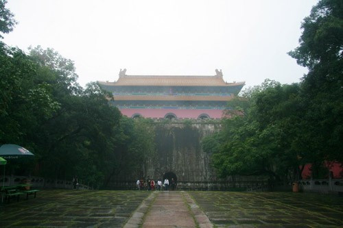 Thế nhưng vì sao Mã Hoàng hậu đã qua đời nhiều năm mà Minh Hiếu Lăng vẫn còn truyền ra tiếng khóc? Có giải thích cho rằng, vị Hoàng hậu ấy vì nhiều năm nằm cô quạnh một mình trong lăng mộ, khó tránh khỏi bi thương nên mới cất tiếng than khóc để bày tỏ nỗi lòng. 