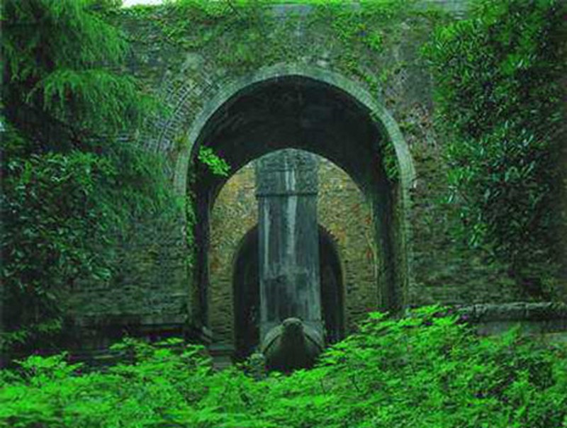 Theo một số sử liệu ghi lại, điều này bắt nguồn từ lời trăn trối của Chu Nguyên Chương, yêu cầu cháu trai tiến hành "tốc táng", cử hàng tang lễ và nghi thức chôn cất một cách nhanh chóng.