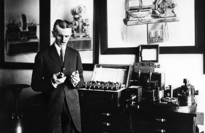 "Tôi cho rằng không gian không thể bị cong, lý do đơn giản là nó không thể có thuộc tính. Điều này cũng giống như việc Chúa có các thuộc tính nhưng thực chất là không thể, mà chỉ có những đặc điểm do con người tạo ra. Chúng ta chỉ có thể nhắc đến các thuộc tính khi nói về vật chất lấp đầy không gian", Tesla nói với tờ New York Herald Tribune năm 1932.