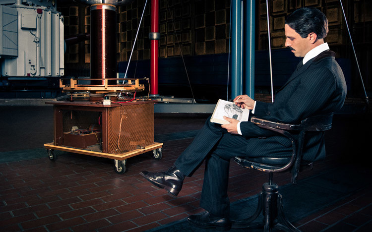 Tesla cho biết ông đã phân rã nguyên tử trong các thí nghiệm của mình bằng một ống chân không tiềm năng cao vào năm 1896, vận hành nó với áp suất từ 4.000.000 đến 18.000.000 volt.