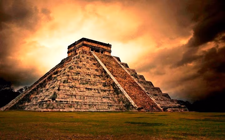 Tổ hợp kim tự tháp này gần như đã bị lãng quên 800 năm trong rừng rậm sau khi người Maya từ bỏ khu vực. Vfao thập niên 1850, những nhà thám hiểm châu u tái phát hiện ra chúng, thúc đẩy nhiều nhiệm vụ khảo cổ học quan trọng. Công trình chính ở khu vực bao gồm 3 tổ hợp khổng lồ gọi là acropole và 5 đèn thờ hình kim tự tháp nhiều khả năng được sử dụng bởi tầng lớp địa vị cao.