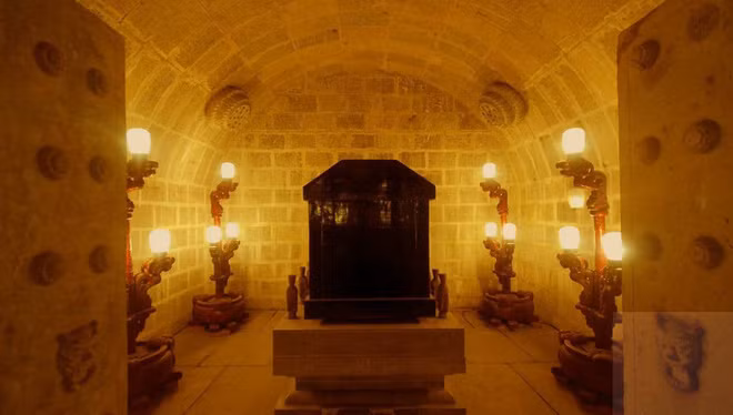 Ở Trung Quốc, có nhiều ghi chép về những chiếc đèn luôn sáng, trong đó được biết đến nhiều nhất là chiếc đèn trong lăng mộ Tần Thủy Hoàng. Theo “Sử ký” có ghi chiếc đèn lồng sáng mãi trong lăng mộ Tần Thủy Hoàng được làm bằng dầu cá của nàng tiên cá trong truyền thuyết.