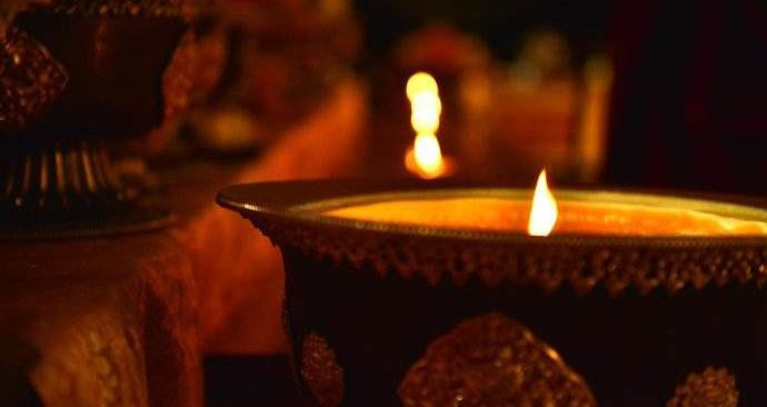 Sau khi nghiên cứu, ông phát hiện ra rằng chất của đèn lồng trong ngôi mộ là hỗn hợp của phốt pho màu vàng và các chất dễ cháy khác. Vì vậy khi đèn bị tắt, chỉ cần gặp phải một lượng không khí nhất định, đèn sẽ tự cháy và sáng trở lại.