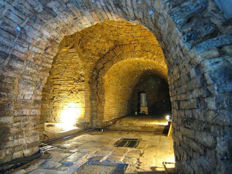 Khi vua Henry VIII của Anh khai quật lăng mộ của Hoàng đế La Mã Constantine vào năm 1543, ông cũng nhận thấy một trong những ngọn đèn trong lăng mộ vẫn còn cháy, nhưng chủ nhân của ngôi mộ đã qua đời vào năm 300 sau Công nguyên. Như vậy, ngọn đèn đã cháy suốt 1200 năm.