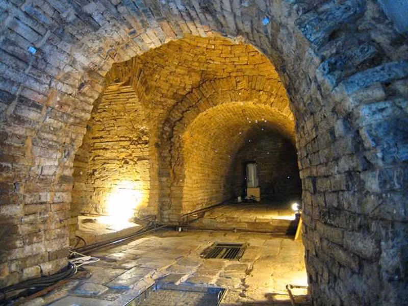 Khi vua Henry VIII của Anh khai quật lăng mộ của Hoàng đế La Mã Constantine vào năm 1543, ông cũng nhận thấy một trong những ngọn đèn trong lăng mộ vẫn còn cháy, nhưng chủ nhân của ngôi mộ đã qua đời vào năm 300 sau Công nguyên. Như vậy, ngọn đèn đã cháy suốt 1200 năm.