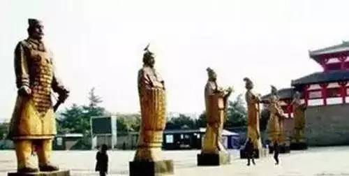 12 tượng đồng được đúc có tướng mạo giống Địch nhân - một giống người thiểu số ở phương Bắc khi đó. Điều này cho thấy Tần vương đã có ý thức thúc đẩy quá trình hội nhập toàn quốc và không còn phân biệt bộ tộc, nhằm tạo ra một quốc gia hoàn toàn mới. Tuy nhiên, 12 tượng đồng này sau đó mất tích.