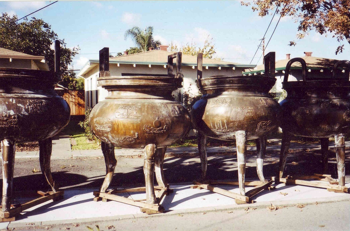 Cũng nhiều người cho rằng cửu đỉnh đã lạc vào Tần quốc. Nếu giả thiết rằng cửu đỉnh không được đem ra để đúc thập nhị kim nhân, nếu còn tồn tại trên trần thế, vậy thì rất có thể nó sẽ được cất giấu trong Tần lăng.