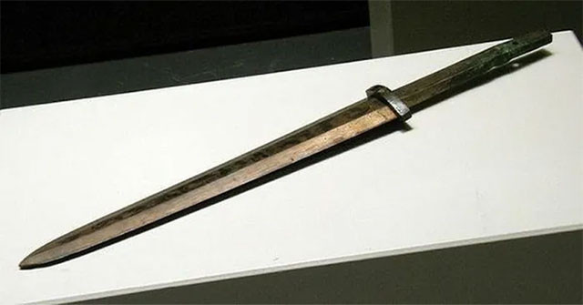 Các học giả thậm chí có lý do để tin rằng sau khi chạy trốn khỏi thích khách của nước Yên, Tần Thủy Hoàng đã rút thanh kiếm này và đả thương Kinh Kha.