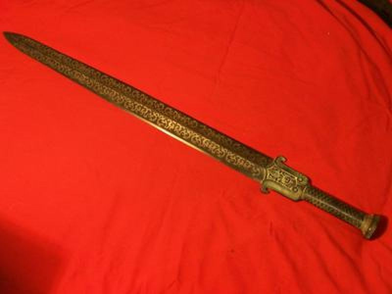 Người cổ xưa cũng đã có kỹ thuật rèn binh cực kỳ điêu luyện. Điển hình như bộ đôi vũ khí chiến đấu là thanh kiếm Câu Tiễn (Việt vương Câu Tiễn) và ngọn giáo Phù Sai (Ngô vương Phù sai) vẫn bất tử sau hàng nghìn năm, vẫn sắc bén sáng ngời khi được khai quật.