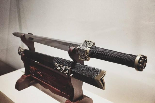 1. Thái A Kiếm. Thái A kiếm được coi là "binh khí bá chủ" trong truyền thuyết, và nhiều sách cổ ghi rằng nó là thanh kiếm riêng của Tần Thủy Hoàng.