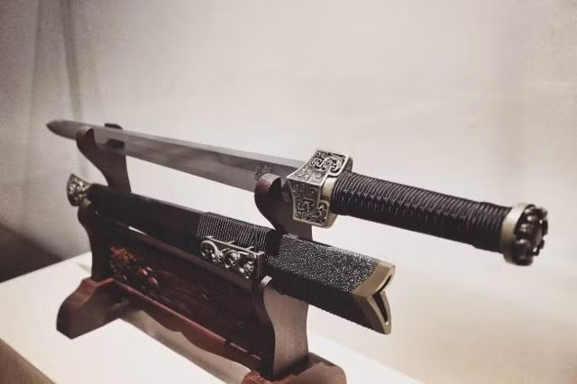 1. Thái A Kiếm. Thái A kiếm được coi là "binh khí bá chủ" trong truyền thuyết, và nhiều sách cổ ghi rằng nó là thanh kiếm riêng của Tần Thủy Hoàng.