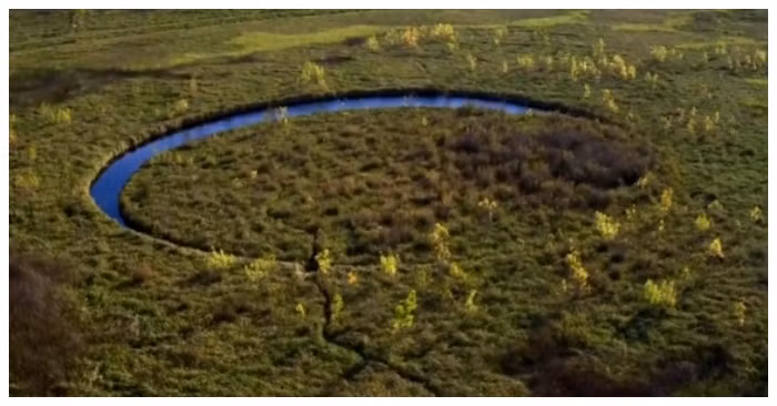 Neuspillerm quyết định hợp tác với Richard Petroni, kỹ sư công trình nước và dân sự ở New York, để gây quỹ khám phá đảo Con Mắt.