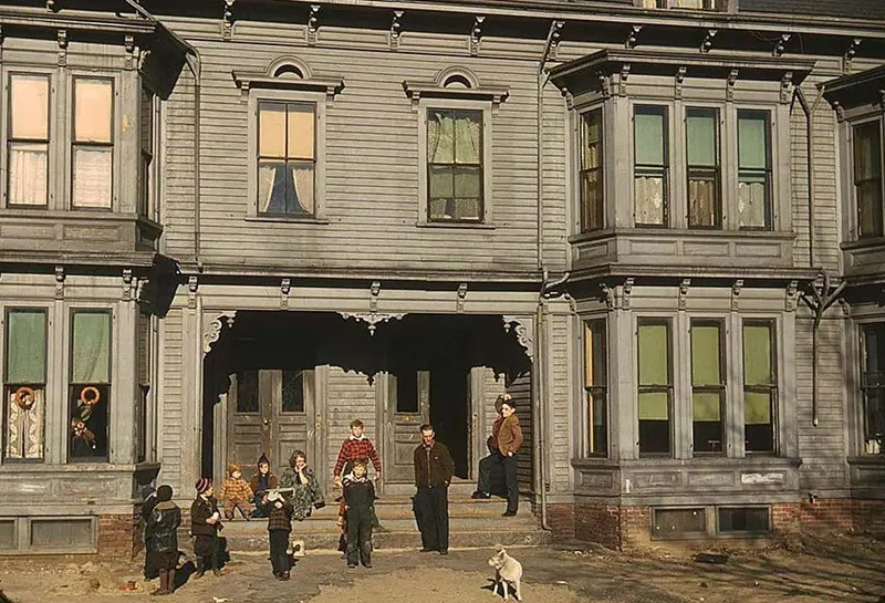 Trẻ em chơi đùa trước khu chung cư của Brockton, MA, 1940.