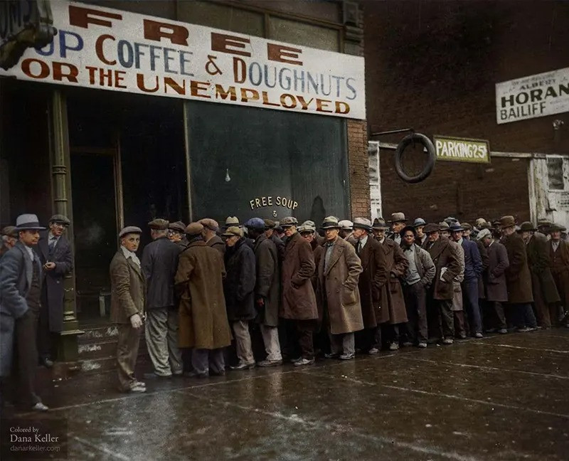 Hình ảnh người dân đứng bên ngoài Al Capone's Soup Kitchen, một nhà hàng ở Chicago, 1931.