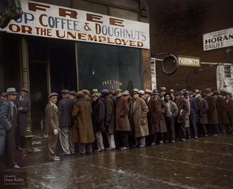 Hình ảnh người dân đứng bên ngoài Al Capone's Soup Kitchen, một nhà hàng ở Chicago, 1931.