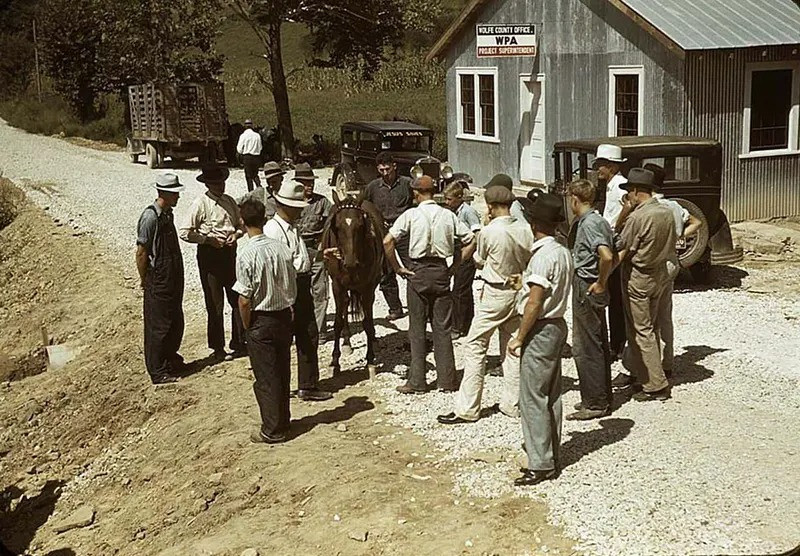 Hình ảnh một buổi buôn bán ngựa và la trên phố Jockey, Campton, KY, 1940.