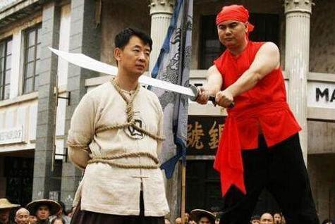 Bên cạnh tính chất man rợ của hình phạt này, rất nhiều người cũng quan tâm đến những người trực tiếp thực thi hình phạt: Đao phủ. Và có lẽ có một điều đa phần mọi người sẽ không biết, đó là việc dùng đao của đao phủ. Họ thà dùng những thanh đao đã bị cùn chứ nhất quyết không đi mài sắc thanh đao.Vì sao lại như vậy?