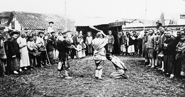 Hành động này đến từ chính những quan niệm khi hành nghề của họ. Theo những đao phủ, khi hành quyết phạm nhân, kẻ gây ra cái chết cho phạm nhân là những thanh đao chứ không phải bản thân họ.