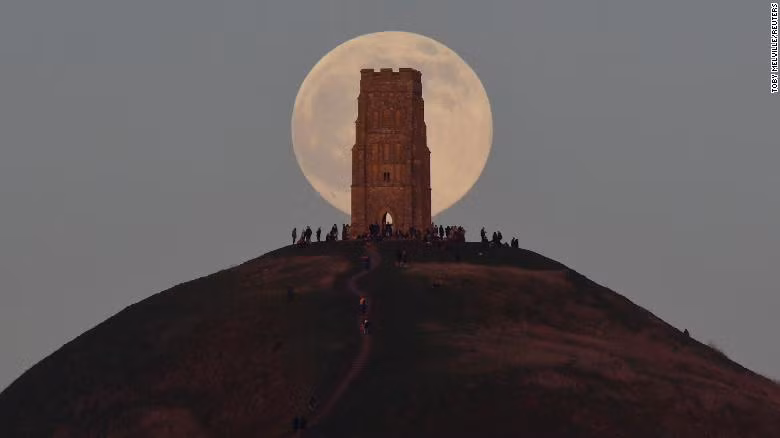  Trăng rằm đầu tiên của năm 2022 mọc phía sau tháp St Michael ở Glastonbury, Anh vào ngày 17/1.