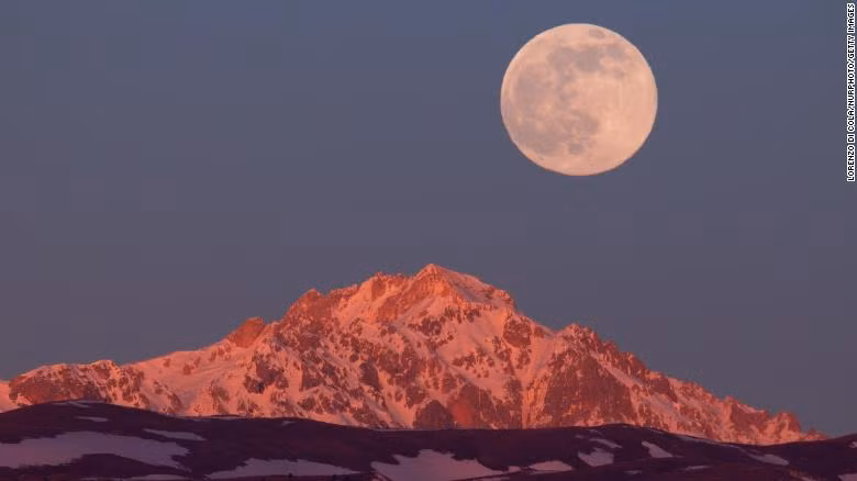 Trăng Sói lặn sau núi Monte Prena trong Vườn quốc gia Gran Sasso d'Italia.
