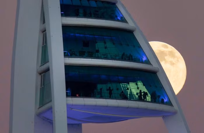 Trăng tròn đầu tiên của năm 2022 hé rạng sau tháp Spinnaker ở Portsmouth, Anh.