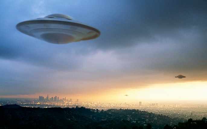 Một số người khác cũng lên tiếng cáo buộc rằng, chính phủ Mỹ đang che giấu sự thật về mối liên hệ của họ với người ngoài hành tinh cũng như việc họ đang nỗ lực tiếp cận các công nghệ ngoài hành tinh vượt trội, tinh vi.