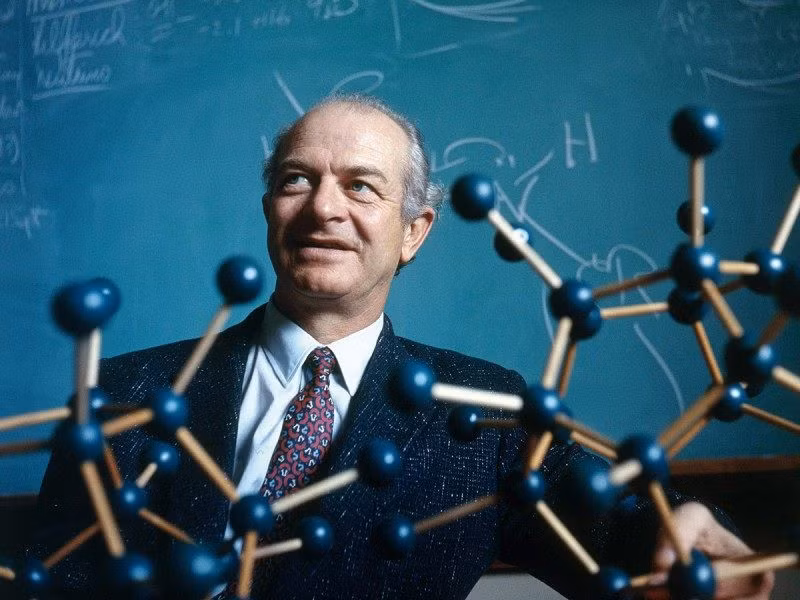 Tuy nhiên nhà hóa học Linus Pauling cũng đề xuất khái niệm riêng của ông về ADN vào cùng năm đó.