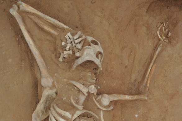 Các nhà khoa học cho rằng người đàn ông đã chết bên ngoài ngôi mộ và bị ném xuống hố dẫn vào ngôi mộ, hoặc ông bị rơi xuống hố và chết sau đó. Điều quan trọng là cái hố này đã bị lấp đầy một nửa bằng đất và xác động vật. Đây là bằng chứng cho thấy cái hố không còn sử dụng trong một thời gian dài, có thể nhiều thế kỷ, trước lúc người đàn ông trên chết. Điều này có nghĩa là người đàn ông lúc đó không thể đi trộm mộ.