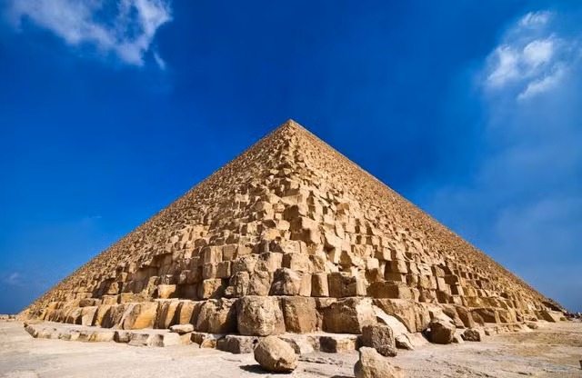 Đến nay, sử dụng đường dốc được cho là cách duy nhất để có thể vận chuyển các khối đá đồ sộ lên đỉnh của kim tự tháp. Đến những năm 1980, Đại kim tự tháp Giza được quét bằng phương pháp đo vi trọng lượng.