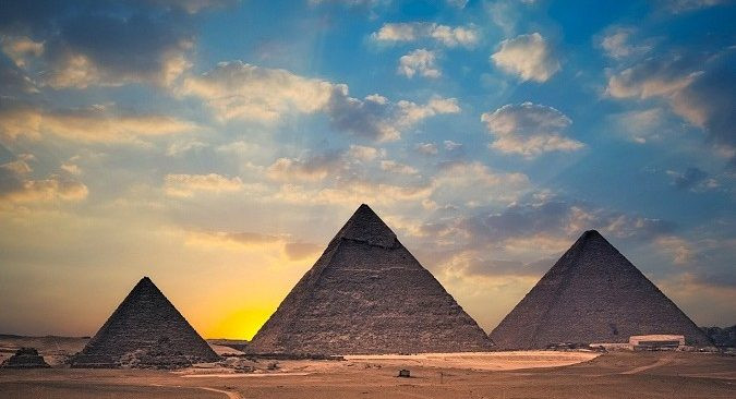 Trong quần thể Đại kim tự tháp Giza còn có 2 kim tự tháp lớn khác, đó là Khafre và Menkaure. Đây là lăng mộ của pharaoh Khufu, con trai của pharaoh Sneferu và vị vua thứ hai của Vương triều thứ tư.