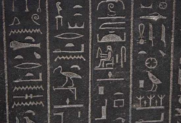 5. Chữ tượng hình (Hieroglyphs) của người Ai Cập chứa đựng rất nhiều bí ẩn, nhiều giả thiết cho rằng người Ai Cập cổ chính là những người phát minh ra thứ ngôn ngữ nói trên. Người ta cho rằng đây là những ký tự của lời nguyền, mang tính tín ngưỡng.