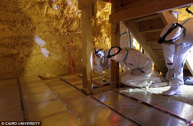 Ở Đại kim tự tháp Giza cũng chưa tìm thấy bất kỳ ký hiệu hay chữ tượng hình nào. Ngoài ra, vật liệu dạng xi măng và đá được xem là chất liệu chính cho nội thất bên trong các hầm mộ này.