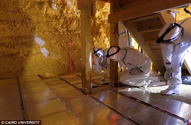 Ở Đại kim tự tháp Giza cũng chưa tìm thấy bất kỳ ký hiệu hay chữ tượng hình nào. Ngoài ra, vật liệu dạng xi măng và đá được xem là chất liệu chính cho nội thất bên trong các hầm mộ này.