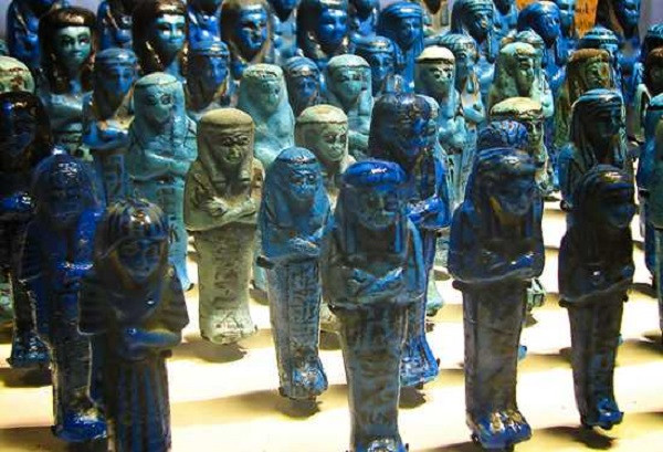 3. Các Pharaol giết người hầu để chôn theo. Thực chất chỉ có 2 Pharaol của triều đại thứ nhất là làm việc này. Các Pharaon đời sau còn cho rằng để cho những người hầu sống thì có lợi hơn là bắt họ chết và chỉ chôn theo các hình nhân.